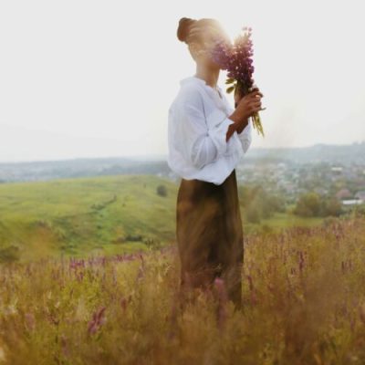 Foto de Aidi Tanndy: https://www.pexels.com/es-es/foto/foto-de-mujer-vestida-con-top-blanco-sosteniendo-flores-purpuras-2399195/